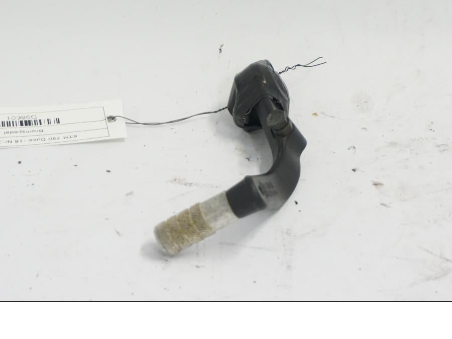 Vänster sida på Bromspedal från en KTM 790 Duke -2018 motorcykel.