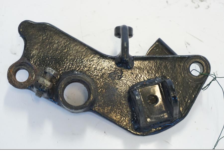 Framsidan på Fotpinnefäste från en Kawasaki VN 750 -1993 motorcykel.