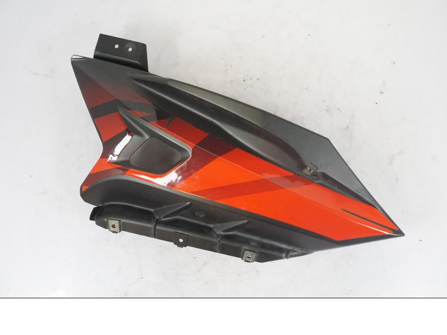 Framsidan på Sidkåpa från en Yamaha YZF-R 125 -2008 motorcykel.