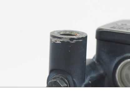 Vänster sida på Kopplingshuvudcylinder från en Suzuki GSF 1250 -2010 motorcykel.