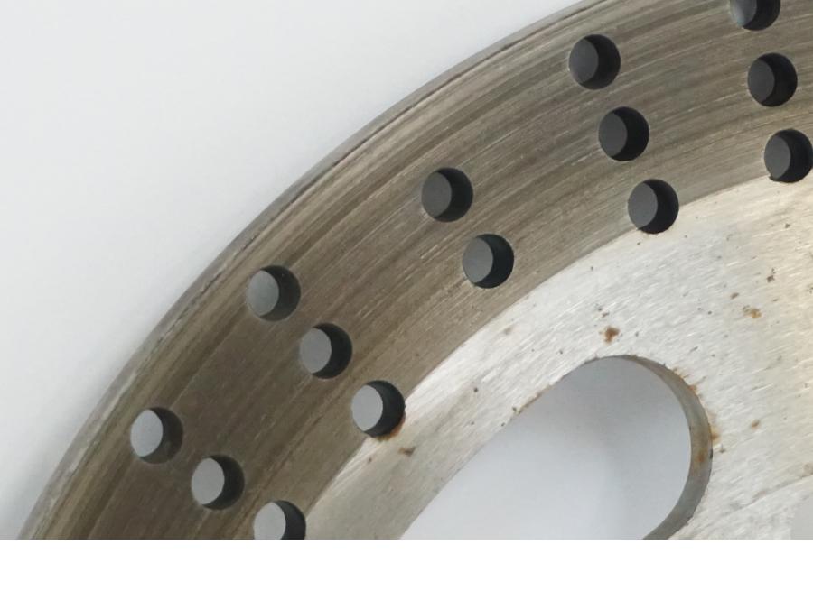 Baksidan på Bromsskiva från en Kawasaki VN 1500 -2002 motorcykel.