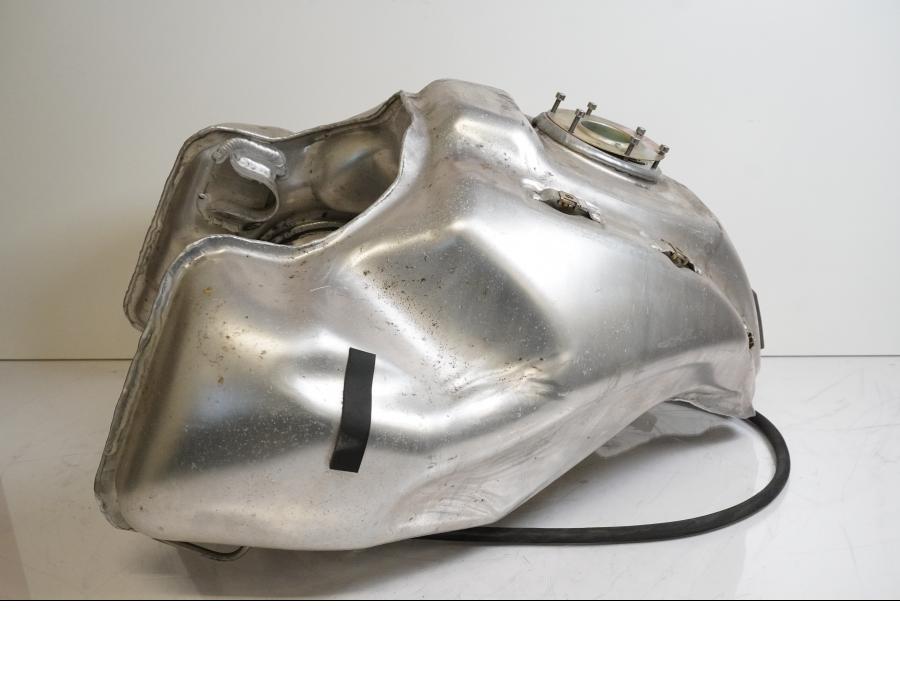 Snett nerifrån på Bensintank från en BMW R 1100 S -1999 motorcykel.