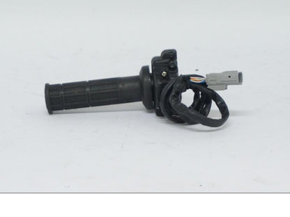 Baksidan på Gasreglage från en Ducati Desert X -2022 motorcykel.