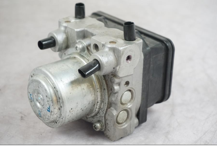 Vänster sida på ABS Modulator från en Triumph Tiger -2009 motorcykel.