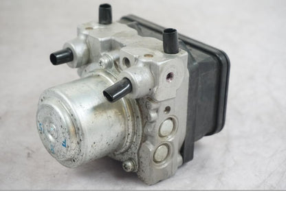 Vänster sida på ABS Modulator från en Triumph Tiger -2009 motorcykel.