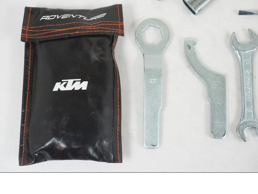 Baksidan på Verktyg från en KTM 390 Adventure -2021 motorcykel.