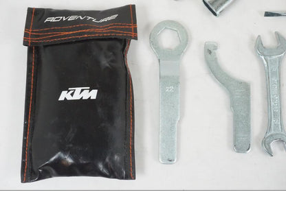 Baksidan på Verktyg från en KTM 390 Adventure -2021 motorcykel.