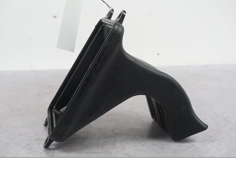 Höger sida på Luftburksnorkel från en Ducati Multistrada V4 -2024 motorcykel.