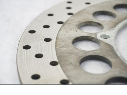 Höger sida på Bromsskiva från en Yamaha XVS 1100 -2000 motorcykel.