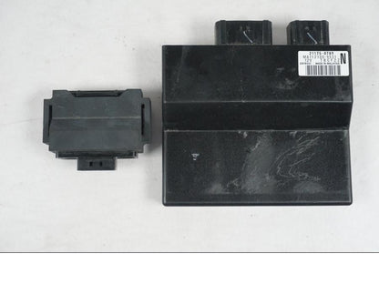 Baksidan på <p>Låssats från Kawasaki Z 800 ABS 2014.</p>

<p>1st nyckel, tändningslås, immobilizer, immobilizer amplifier, tanklock, sadellås och CDI/ECU.</p> motorcykel.