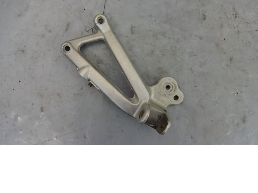 Framsidan på Fotpinnefäste från en Ducati ST2 -2001 motorcykel.