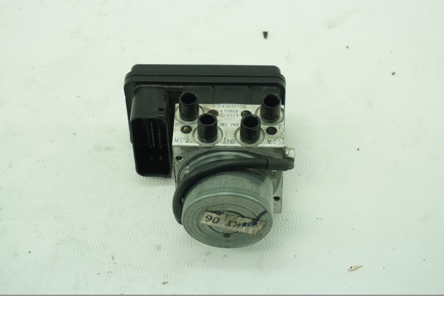 Framsidan på ABS Modulator från en KTM RC 390 -2019 motorcykel.