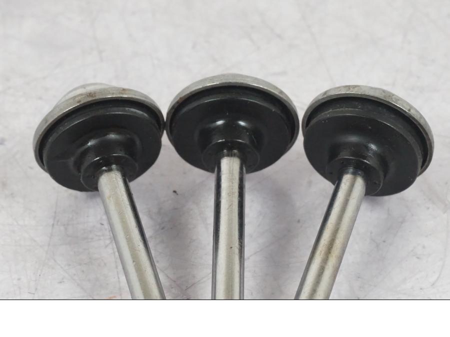 Vänster sida på Skruv / Mutter etc från en BMW R 1200 GS -2018 motorcykel.