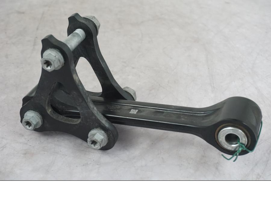 Framsidan på Stötdämparlänkage från en KTM 1290 Super Duke R -2022 motorcykel.