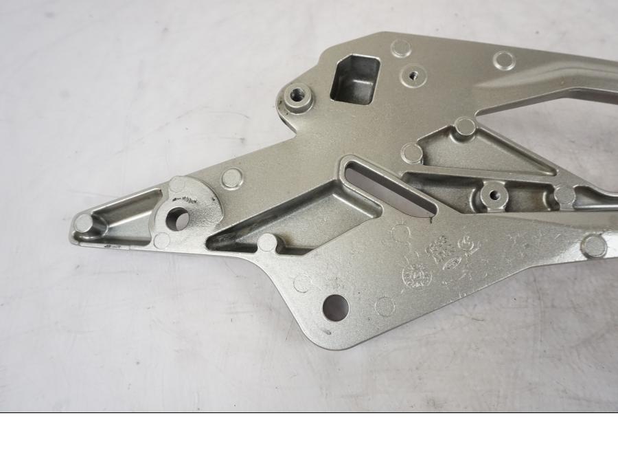 Snett nerifrån på Fotpinnefäste från en Kawasaki Z 800 -2014 motorcykel.