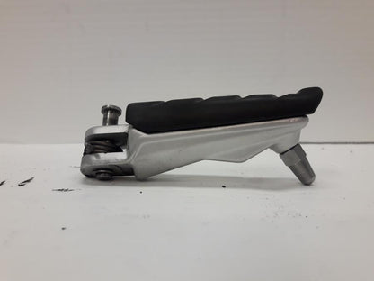 Baksidan på Fotpinne från en BMW R 1250 RS -2020 motorcykel.