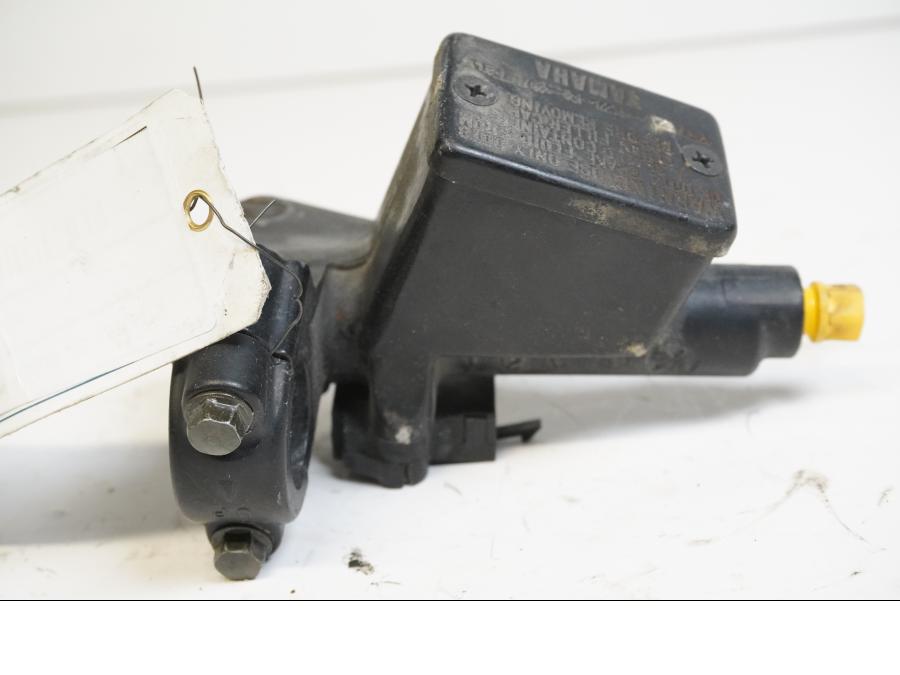 Baksidan på Kopplingshuvudcylinder från en Yamaha FZR 1000 -1993 motorcykel.