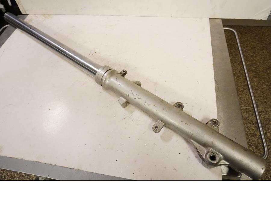 Framsidan på Gaffelben från en Suzuki DR 650 -1991 motorcykel.