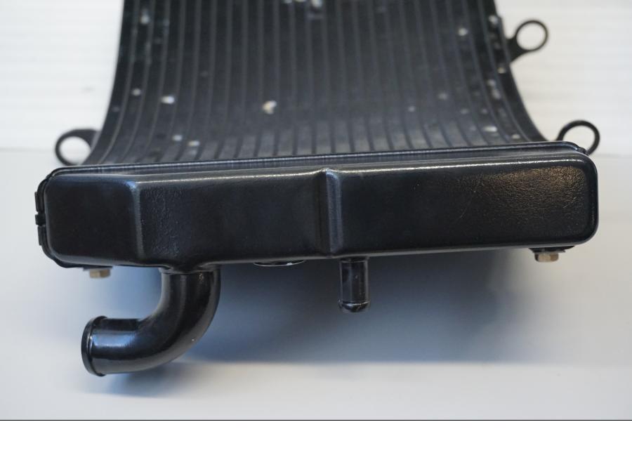 Höger sida på Vattenkyl från en Honda CBR 600 -2002 motorcykel.