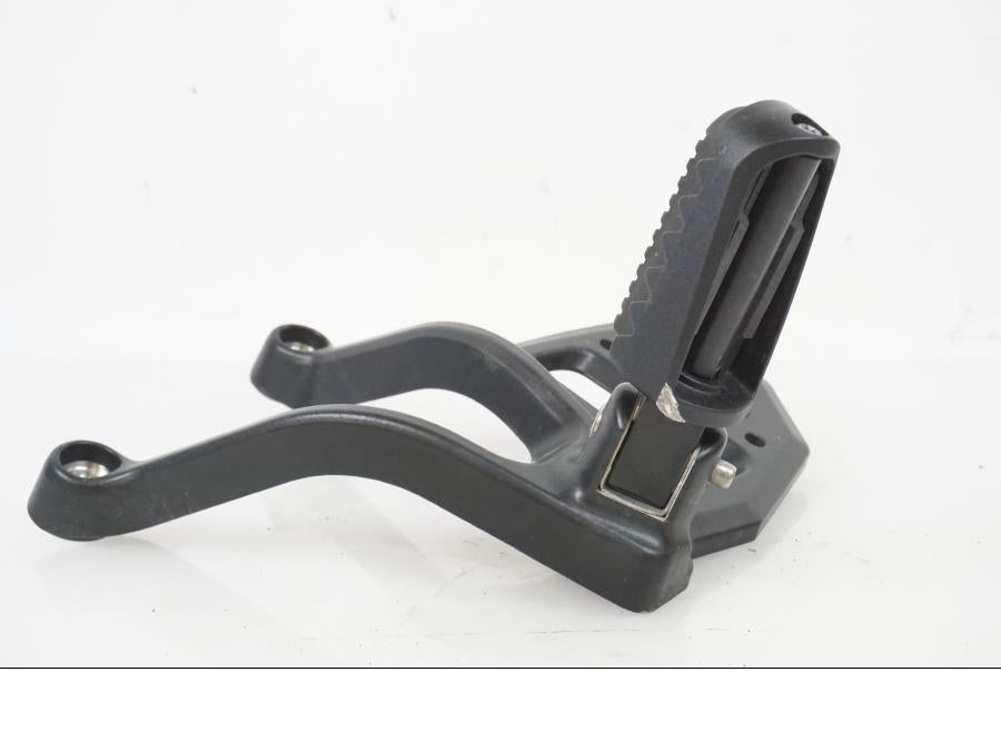 Snett uppifrån på Fotpinnefäste från en H-D Adventure Pan America Special RA1250S -2021 motorcykel.