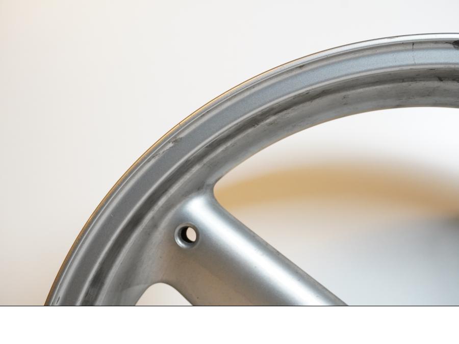 Vänster sida på Fälg från en Triumph Sprint RS -2004 motorcykel.