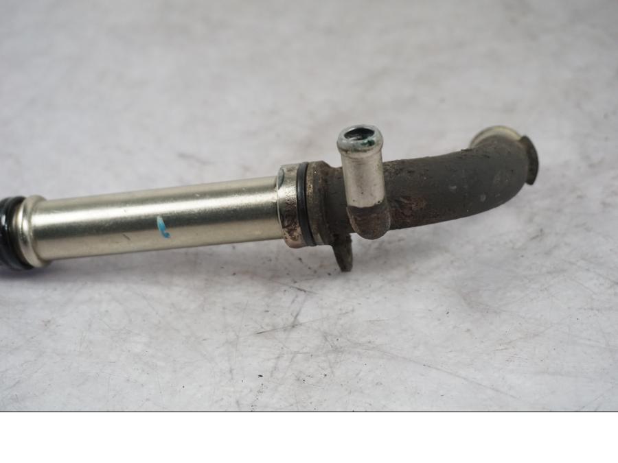 Snett uppifrån på Vattenrör från en Triumph Tiger Explorer -2016 motorcykel.