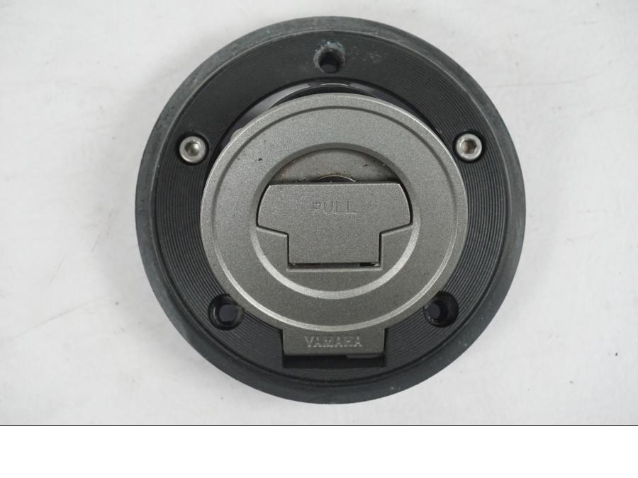 Snett uppifrån på <p>Låssats från Yamaha MT-07 2014.</p>

<p>1st nyckel (svart), tändningslås, antenn, sadellås, CDI och tanklock.</p> motorcykel.