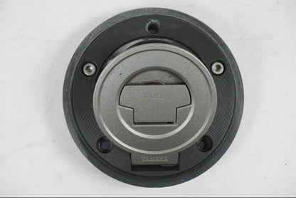 Snett uppifrån på <p>Låssats från Yamaha MT-07 2014.</p>

<p>1st nyckel (svart), tändningslås, antenn, sadellås, CDI och tanklock.</p> motorcykel.