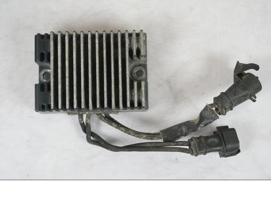 Framsidan på Likriktare från en H-D Sportster 883 XL -2007 motorcykel.