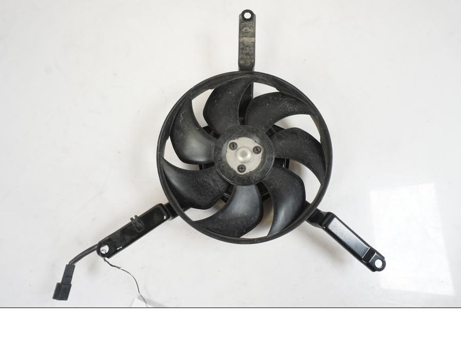 Framsidan på Vattenkylfläkt från en Suzuki VZR 1800 -2009 motorcykel.