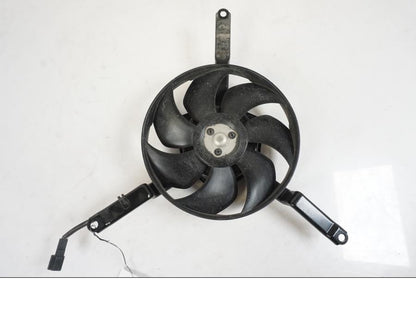 Framsidan på Vattenkylfläkt från en Suzuki VZR 1800 -2009 motorcykel.