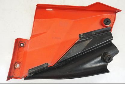 Vänster sida på Magkåpa från en Ducati Streetfighter S -2011 motorcykel.