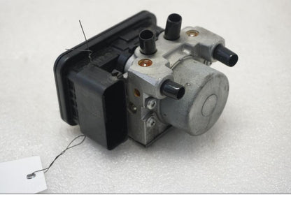 Vänster sida på ABS Modulator från en Suzuki SV 650 -2016 motorcykel.