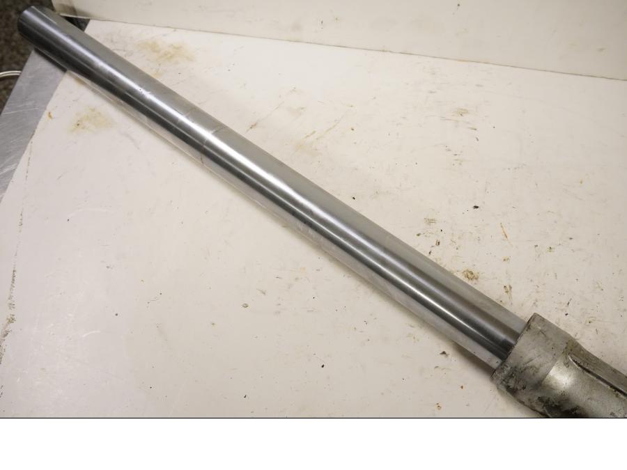 Höger sida på Gaffelben från en Suzuki DR 750 S -1988 motorcykel.