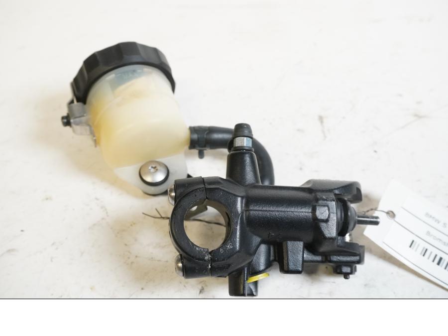 Baksidan på Bromshuvudcylinder från en BMW S 1000 RR -2014 motorcykel.