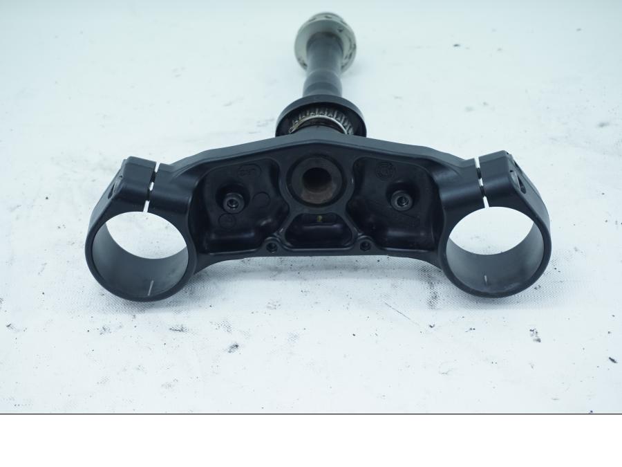 Höger sida på Gaffelkrona från en KTM 1190 Adventure -2014 motorcykel.