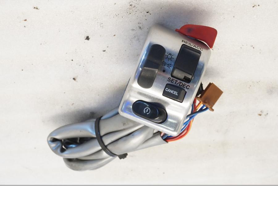 Framsidan på Styrelreglage från en Yamaha XVZ 13TD -1999 motorcykel.