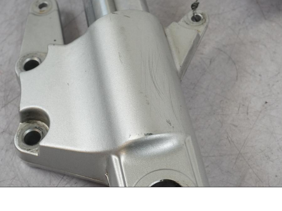 Vänster sida på Gaffelben från en Suzuki VZ 800 -2000 motorcykel.