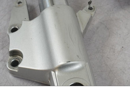 Vänster sida på Gaffelben från en Suzuki VZ 800 -2000 motorcykel.