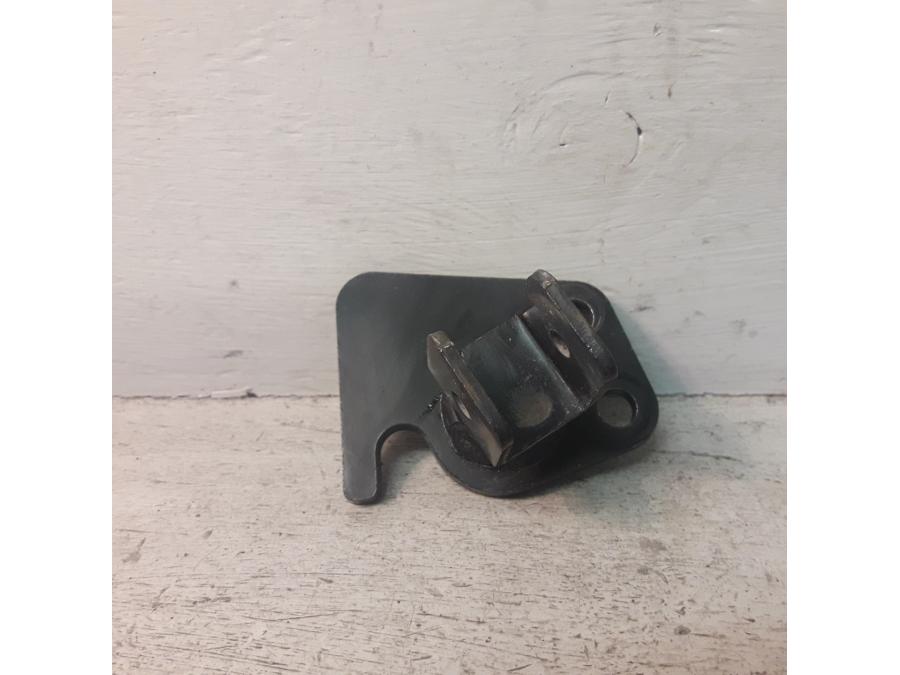 Framsidan på Fotpinnefäste från en Yamaha XVS 1100 -2001 motorcykel.