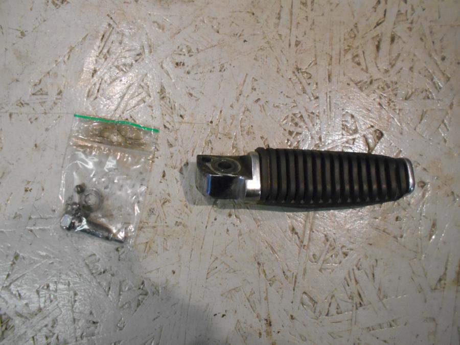 Framsidan på Fotpinne från en Suzuki VS 1400 -1998 motorcykel.