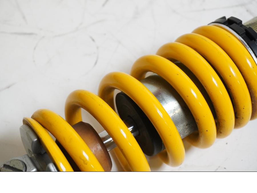 Snett uppifrån på Stötdämpare från en Ducati Monster 696 -2008 motorcykel.