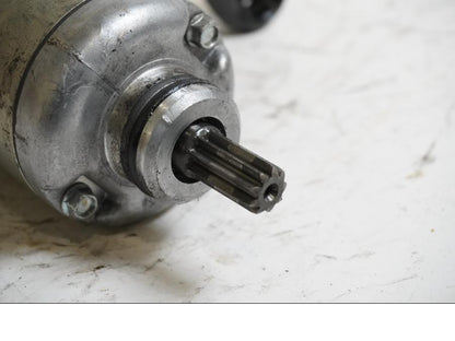 Baksidan på Startmotor från en Honda CBR 600 -2002 motorcykel.