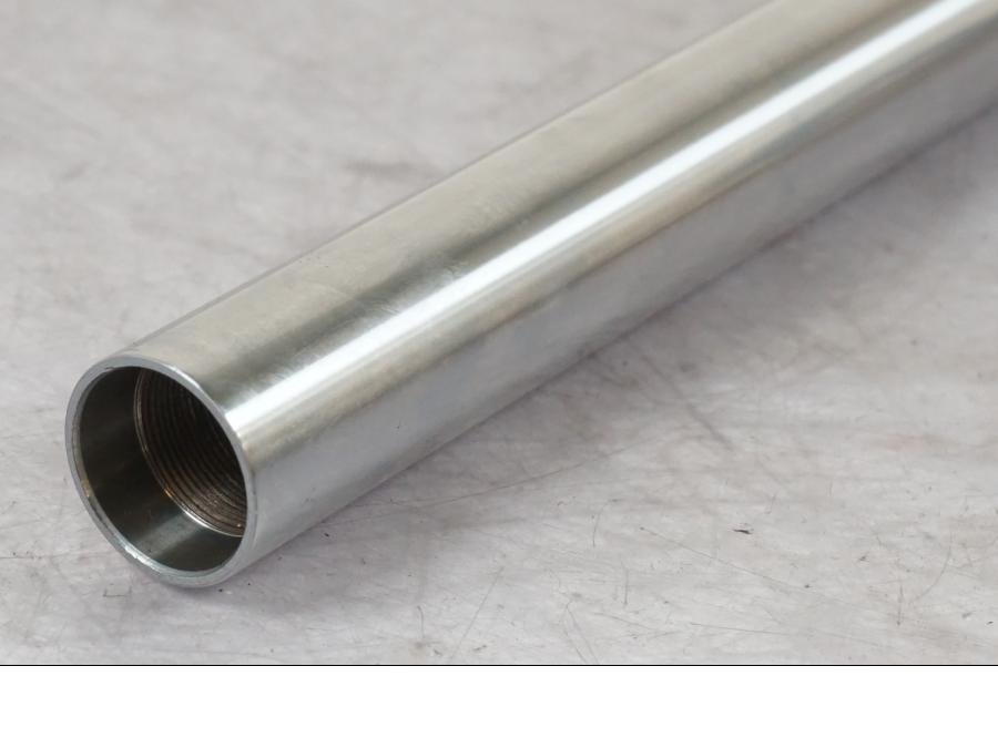 Snett nerifrån på Gaffelben från en Suzuki K50 -1980 motorcykel.