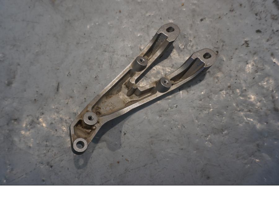 Baksidan på Fotpinnefäste från en Yamaha XT 1200 Z -2011 motorcykel.