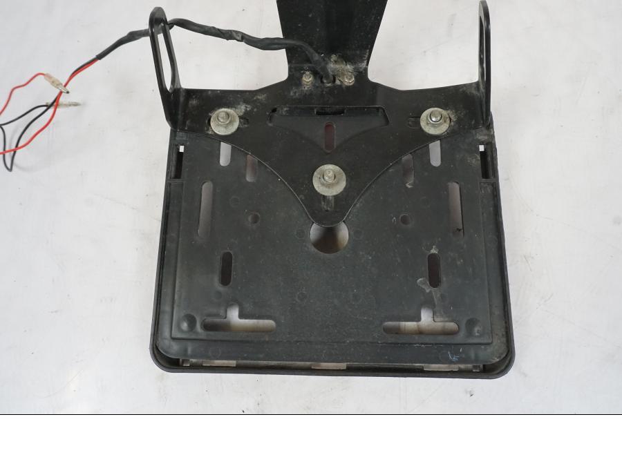 Vänster sida på Skylthållare från en Kawasaki ER-6N -2012 motorcykel.