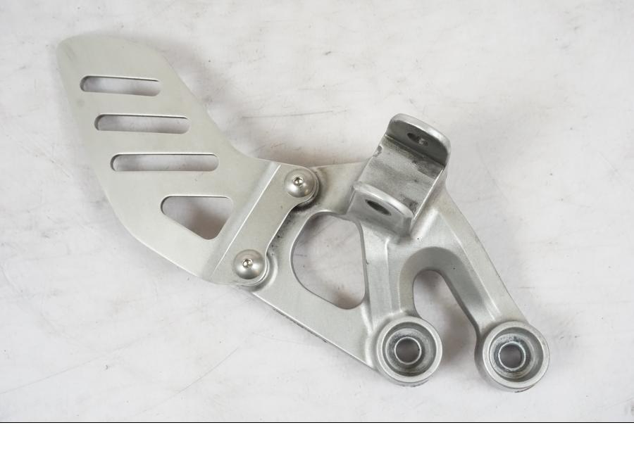 Framsidan på Fotpinnefäste från en Suzuki GSX-R 600 -2007 motorcykel.