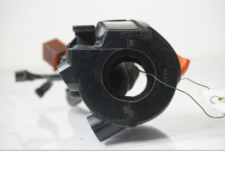 Snett nerifrån på <p>Styrelreglage höger från Honda CB 600 Hornet 2003.</p>

<p>Pigg avbruten för att fästa reglaget i styret.</p> motorcykel.