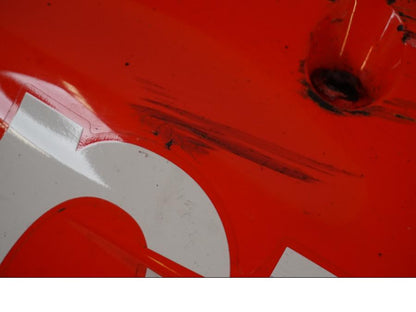 Snett nerifrån på <p>Magkåpa höger från Aprilia RSV 1000 R Factory 2008.</p>

<p>Skrapmärken, ett mindre hål, mindre spricka, repor och</p>

<p>lacksläpp se bilder.</p> motorcykel.