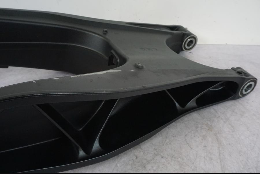 Vänster sida på Sving från en KTM 1290 Super Adventure S -2022 motorcykel.